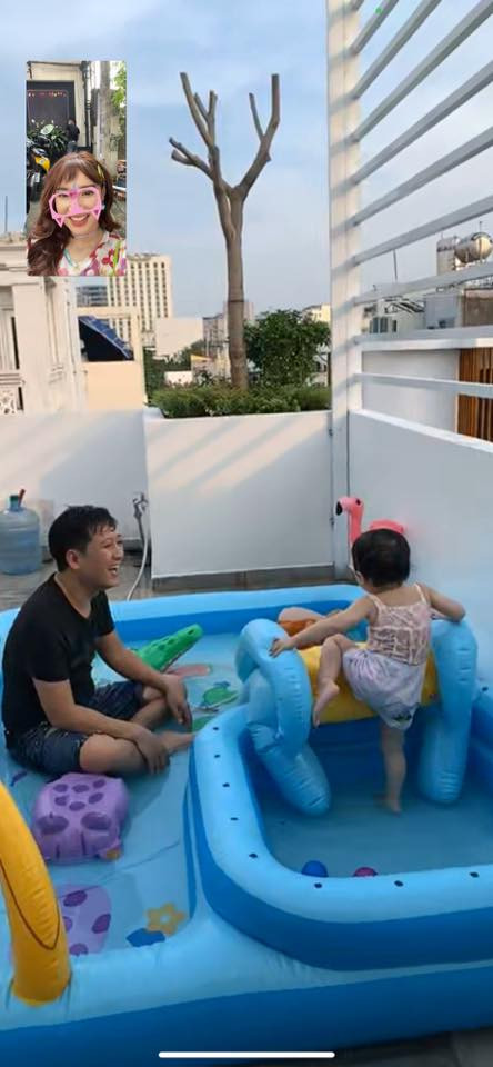 Trước đó khi Nhã Phương chia sẻ khoảnh khắc Trường Giang ở nhà chơi nghịch nước với con gái trong khi cô thì đi làm đã được nhiều người thả tim không ngớt vì quá đỗi đáng yêu