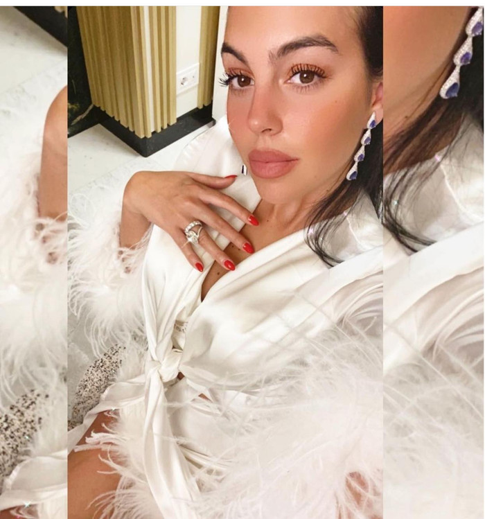 Trên mạng xã hội, nàng mẫu Georgina Rodriguez đeo chiếc nhẫn được cho là nhẫn đính hôn bạn trai tặng có giá 615.000 bảng Anh xấp xỉ 20 tỷ đồng khoe cho dân tình biết 