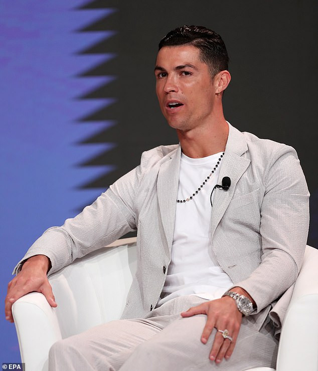 Trong một buổi talkshow tại Dubai vào cuối năm 2019, chàng cầu thủ điển trai C.Ronaldo đã diện bộ cánh suit giản dị nhấn nhá chiếc đồng hồ Rolex 11,9 tỷ đồng 