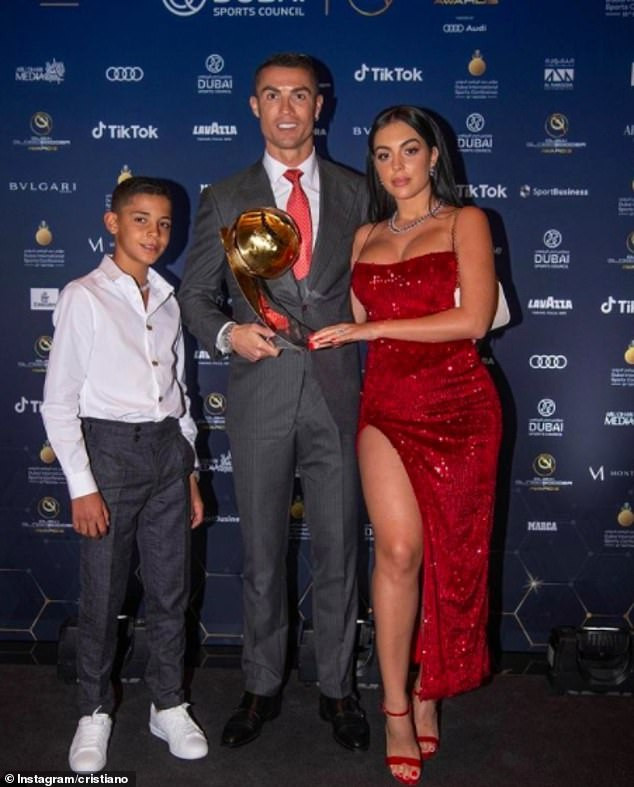 Tại lễ trao giải Globe Soccer Awards vào cuối năm 2020 vừa qua, bạn gái của C.Ronaldo đeo một chiếc vòng cổ gắn kim cương xuyệt tông với hoa tai khi tay trong tay với anh chàng cầu thủ điển trai