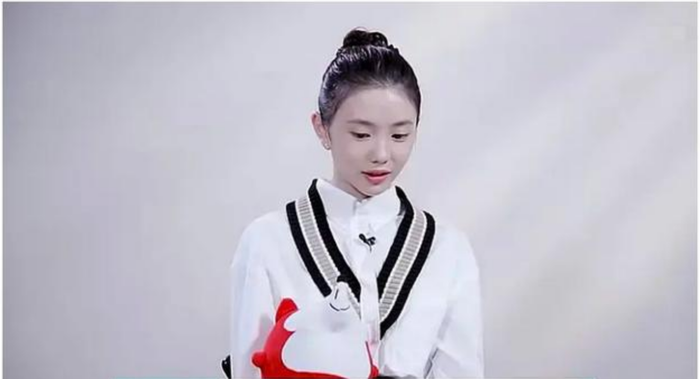 Cô nàng cúi mặt như trốn tránh khi nhận phải câu hỏi 'khó khăn'