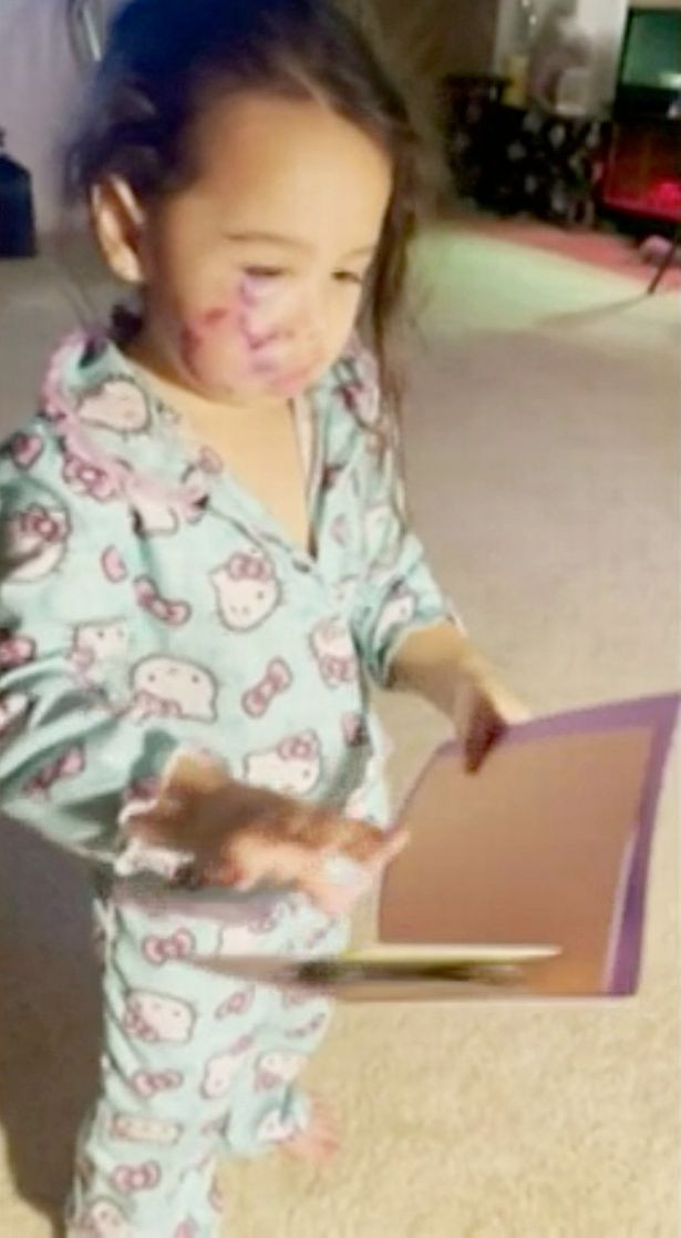 Khoảnh khắc cô bé Ronin nói mình thất xấu xí khiến cha mẹ rơi nước mắt.