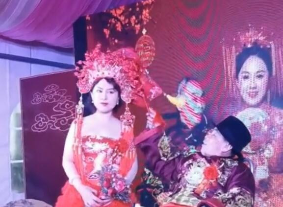 Chú rể gỡ khăn trùm đầu của cô dâu xuống. 