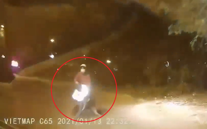 Clip: Ôm cua bất chấp, nam thanh niên lao thẳng vào đầu ô tô khiến dân mạng 'thót tim' Ảnh 2