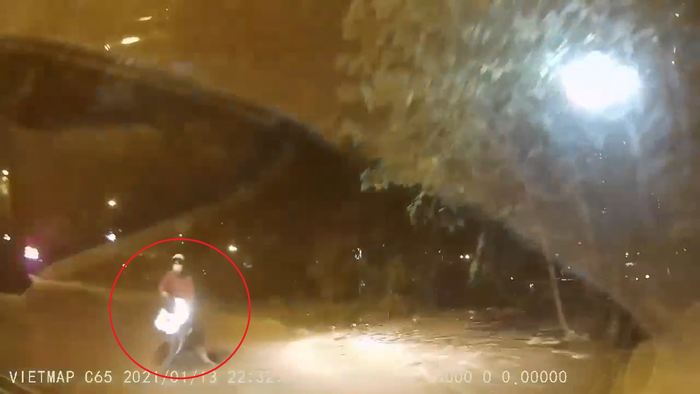 Khoảnh khắc ôm cua suýt khiến nam thanh niên này phải trả giá đắt