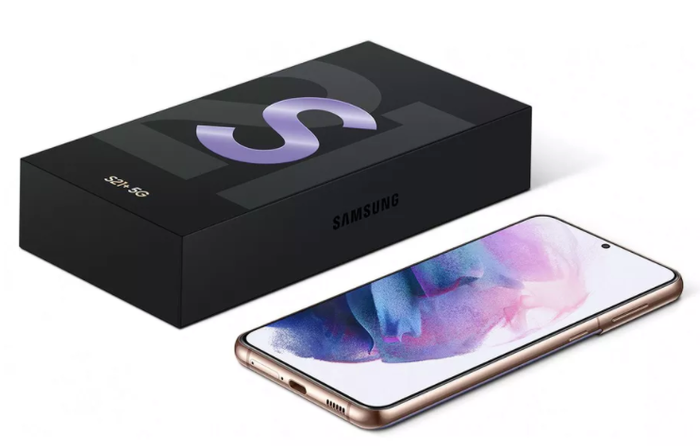 Hình ảnh hộp đừng Galaxy S21 Plus mỏng và gọn hơn rò rỉ trước giờ chiếc điện thoại này chính thức ra mắt cho thấy nhiều khả năng máy không có cục sạc bên trong hộp. Ảnh: The Verge 