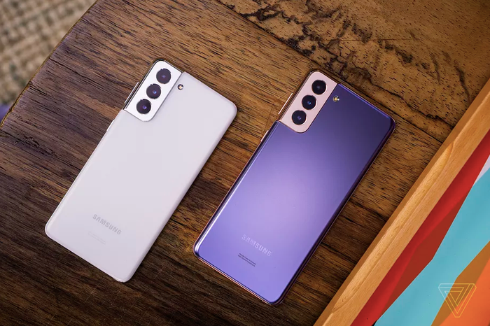 Samsung Galaxy S21 và Samsung Galaxy S21 . Ảnh: The Verge
