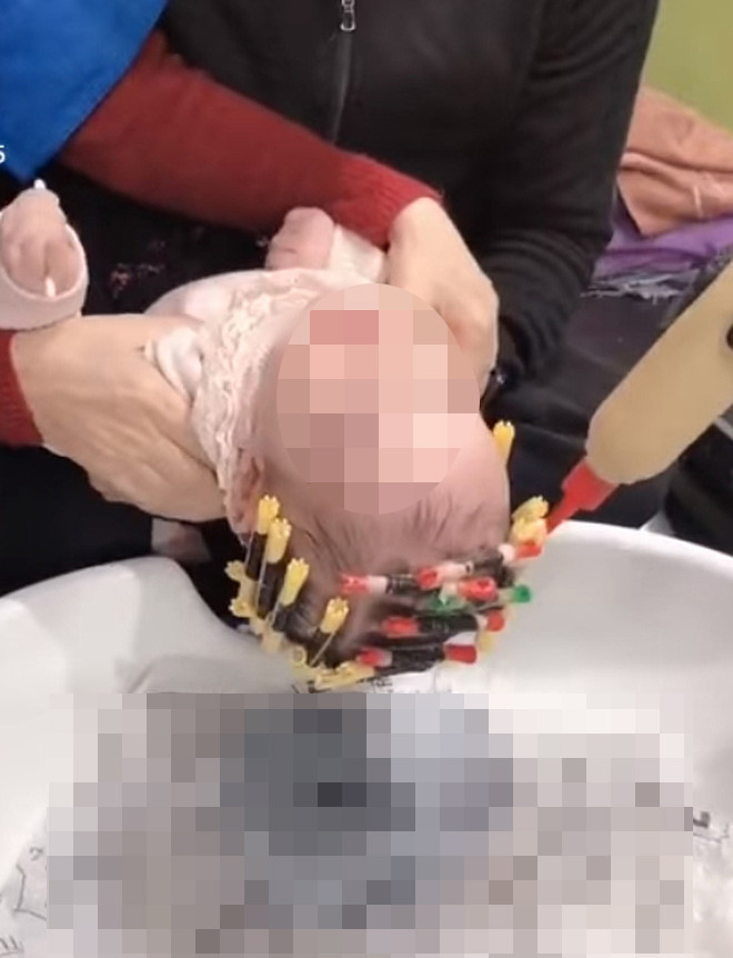 Tranh cãi dữ dội clip bà ghì chặt cháu để đổ hóa chất lên đầu uốn tóc xoăn Ảnh 4