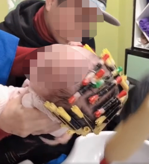 Tranh cãi dữ dội clip bà ghì chặt cháu để đổ hóa chất lên đầu uốn tóc xoăn Ảnh 3