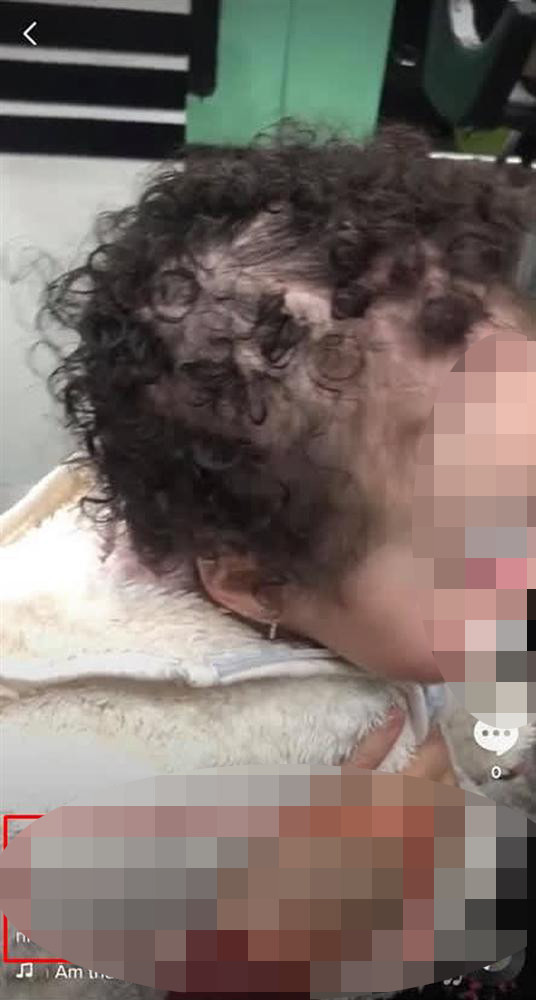 Tranh cãi dữ dội clip bà ghì chặt cháu để đổ hóa chất lên đầu uốn tóc xoăn Ảnh 5