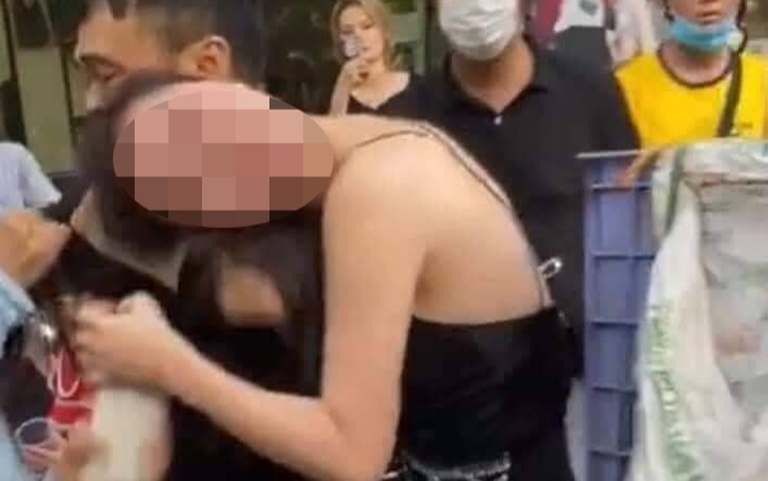 Cô gái 'tiểu tam' vụ đánh ghen phố Lý Nam Đế bị nghi phẫu thuật thẩm mỹ để 'tấn công' showbiz Ảnh 2