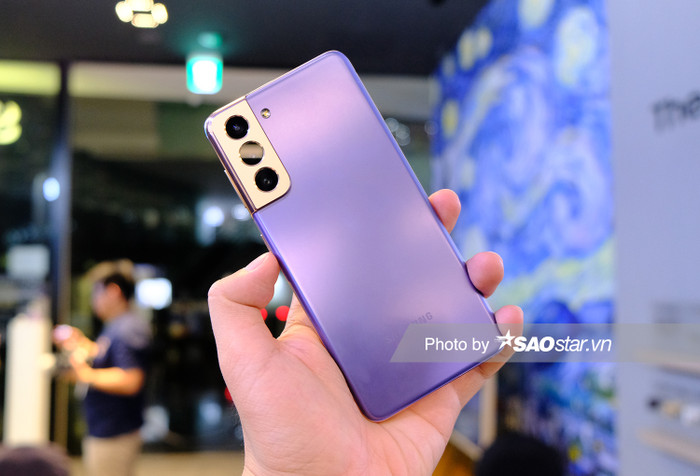 Mặt lưng của chiếc Galaxy S21 cấu thành từ chất liệu polycarbonate được phủ một lớp chất liệu cứng để chống trầy xước. Một thay đổi đáng chú ý là thay vì được gia công bóng bẩy như trước, Galaxy S21 có mặt lưng nhám giúp giảm bám dính mồ hôi, dấu vân tay.