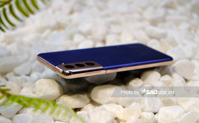 Cụm camera sau bao gồm ba ống kính của Samsung vẫn lồi lên khá nhiều song lúc này có thiết kế lạ mắt và hợp hợp trơn tru hơn với thân máy khi gần như được nối thẳng từ phần sườn máy.