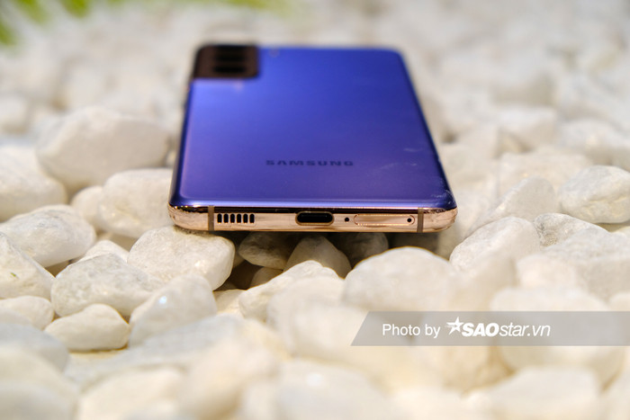 Phần mặt lưng của điện thoại được thiết kế cong vát để làm giảm cảm giác cấn tay cho người dùng trong quá trình sử dụng. Samsung Galaxy S21 và S21 đều không có jack cắm tai nghe 3,5 mm. Bên cạnh đó, kể từ series S21, Samsung cũng không bám kèm cục sạc và tai nghe có dây bên trong hộp máy.