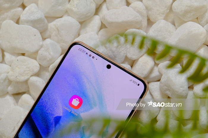 Camera trước được bố trí gọn gàng ở một “nốt ruồi” nhỏ nằm ở trung tâm màn hình theo bề ngang để tối ưu không gian hiển thị. S21 và S21 đều có màn hình với tốc độ làm tươi 120 Hz có thể tuỳ chỉnh tối ưu theo nội dung hiển thị trên màn hình.