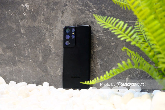 Khác với những chiếc S21 và S21 , Samsung Galaxy S21 Ultra có mặt lưng được tráng kính cường lực Gorilla Glass Victus. Dù vậy, điểm chung là mặt lưng máy cũng được hoàn thiện với hiệu ứng nhám.
