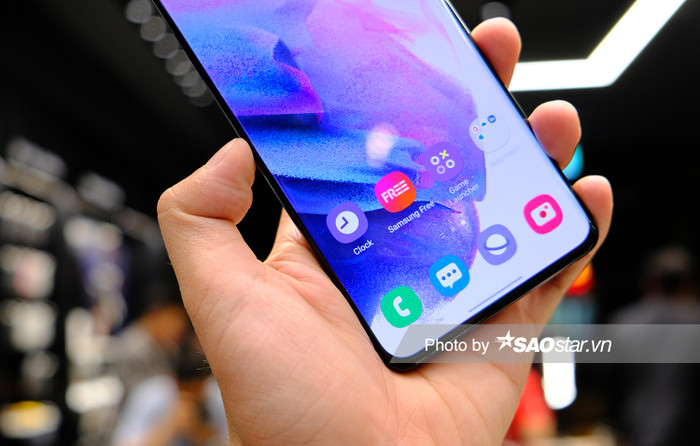 Tuy nhiên, chiếc Samsung Galaxy S21 Ultra có màn hình cong tràn viền. Đây là thiết kế đặc trưng trên các dòng máy cao cấp của Samsung.