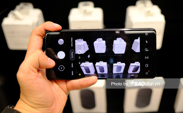 Tại Việt Nam, Galaxy S21 Ultra 5G có giá lần lượt là 30,990,000 đồng cho phiên bản 128GB và 33,990,000 đồng cho phiên bản 256GB.