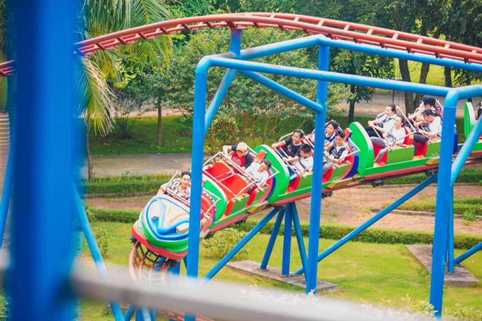 Khu tàu lượn siêu tốc trong khu du lịch.