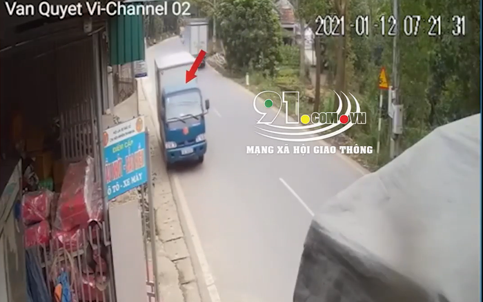 Clip: Ô tô tải trôi tự do trên đường khiến nhiều người tò mò, may mắn hơn phải kể đến điều này Ảnh 2