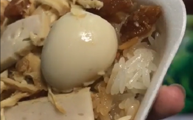Mua hộp xôi vỉa hè tưởng ngon nhưng thứ ngoe nguẩy bên trong khiến cô gái và cư dân mạng 'sốc nặng' Ảnh 2