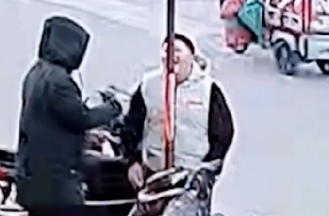 Lưỡi của thiếu niên bị dính lên cột thép.