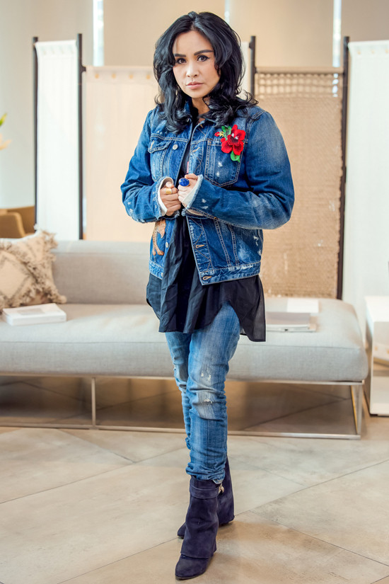 Mái tóc được uốn theo style tự do càng làm tôn vẻ đẹp hoang dã của Thanh Lam