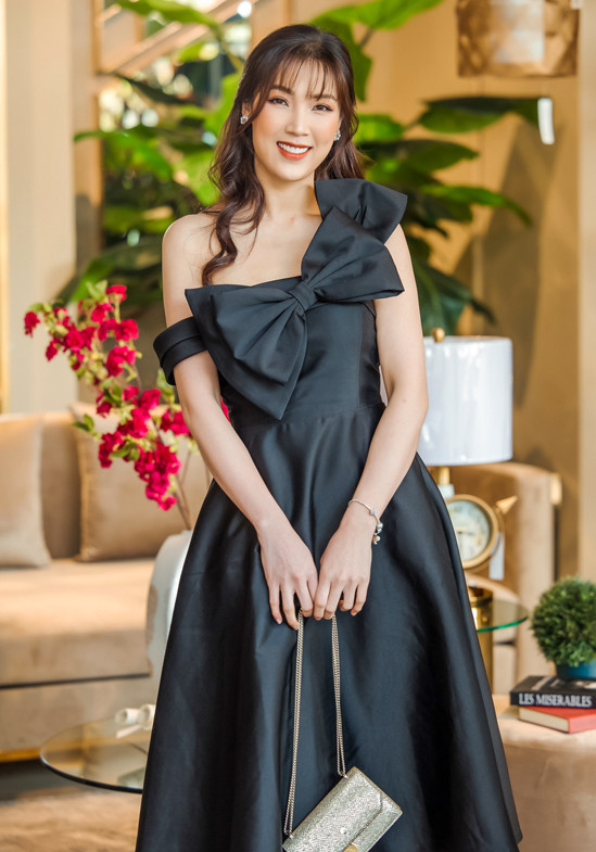 Hoa hậu Áo dài Phí Thùy Linh gợi cảm với trang phục hở vai.