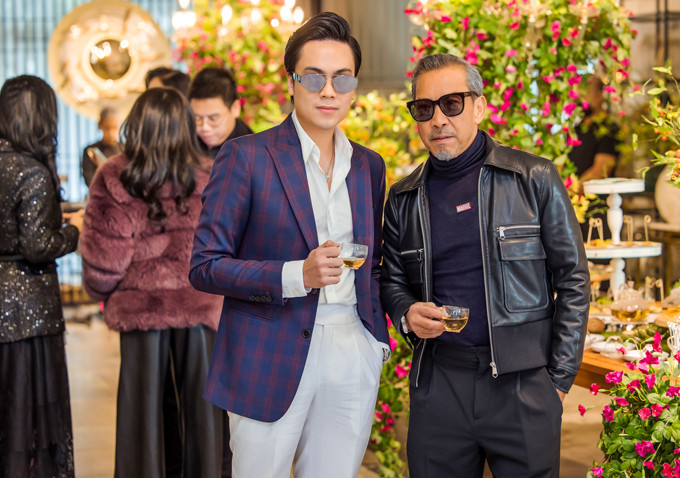 MC Thái Dũng (trái) sành điệu bên fashionisto, nhà thiết kế Thuận Nguyễn.