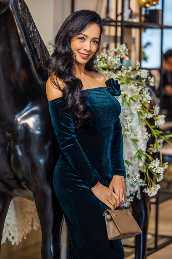 Cựu người mẫu Thúy Hằng chuộng mặc trang phục nhung trong mùa đông.