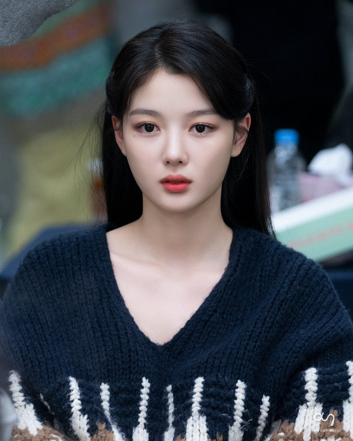 Kim Yoo Jung đẹp tựa nữ thần sau hậu trường: Chuẩn 'em gái quốc dân' xứ Hàn! Ảnh 5