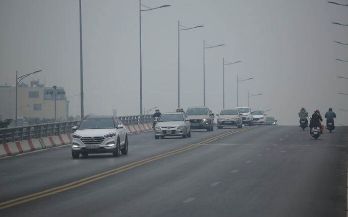 Không khí ở ngưỡng xấu, đường phố Hà Nội mù mịt sương mù Ảnh 2