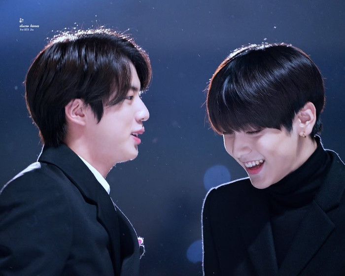 5 khoảnh khắc cực tình cảm giữa BTS và nghệ sĩ đàn em Ảnh 3