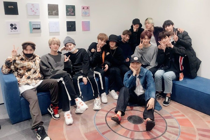 5 khoảnh khắc cực tình cảm giữa BTS và nghệ sĩ đàn em Ảnh 8