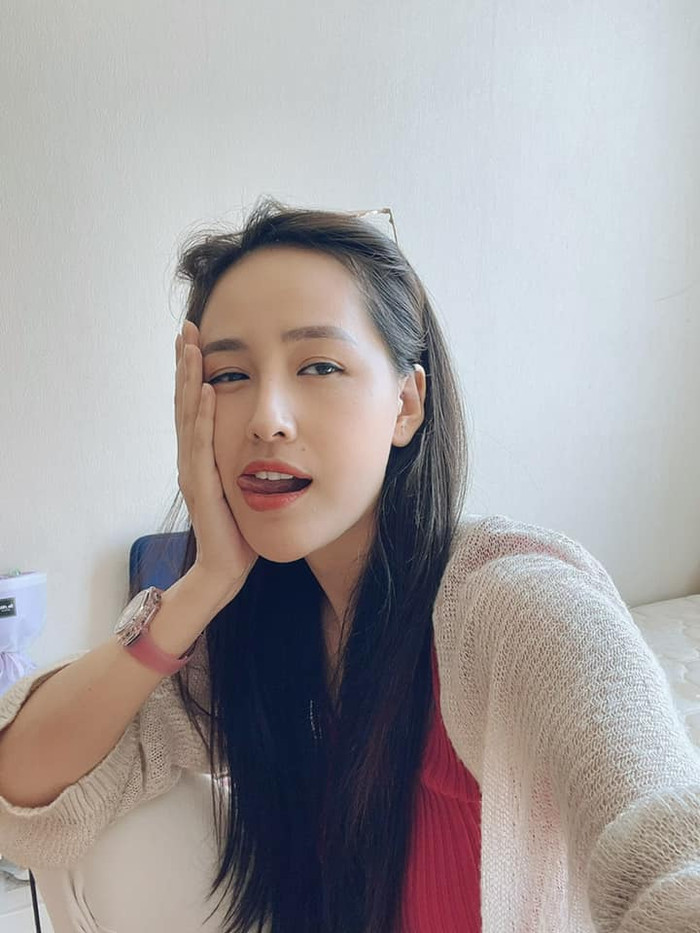 Tuy nhiên Hoa hậu Việt Nam 2006 vẫn giữ được nhan sắc xinh đẹp cùng thần thái rạng ngời