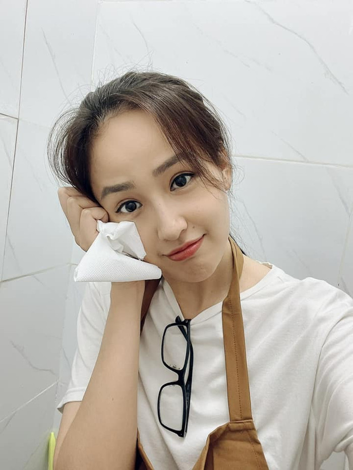 Dẫu vậy Hoa hậu Việt Nam 2006 vẫn vui vẻ lạc quan và thường xuyên chia sẻ hình ảnh selfie 'nhắng nhít' tới với mọi người. 