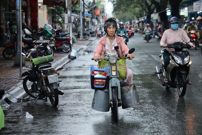Dì Nía - thợ làm bánh tai yến lâu đời ở Bạc Liêu