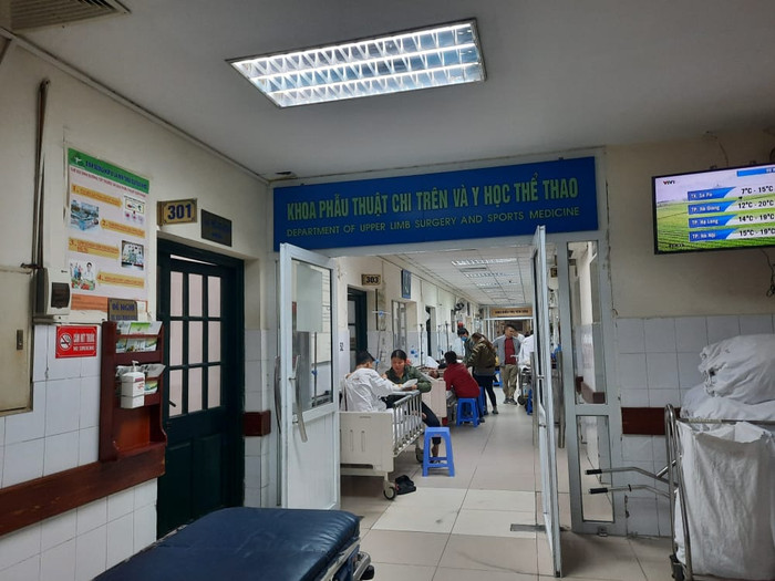 Khoa Phẫu thuật Chi trên và Y học thể thao, Bệnh viện Việt Đức nơi em P. đanh được điều trị.