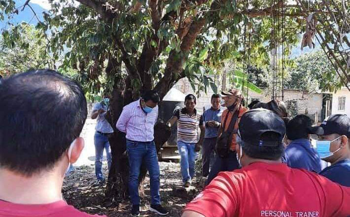 Ông Oscar Ramirez bị người dân trói vào gốc cây.