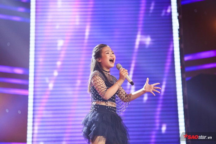 So với 2 năm trước, Mai Khôi của hiện tại đã 'lột xác' rất nhiều khiến HLV Hồ Hoài Anh và Vũ Cát Tường từng ngồi ghế nóng năm đó cũng phải bất ngờ.