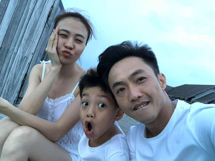 Thậm chí là tạo kiểu chụp hình đầy nhắng nhít như thế này