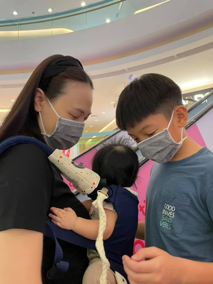 Về phía bé Subeo, cậu nhóc cũng tỏ ra rất quấn quýt với Đàm Thu Trang và em gái nhỏ Suchin.