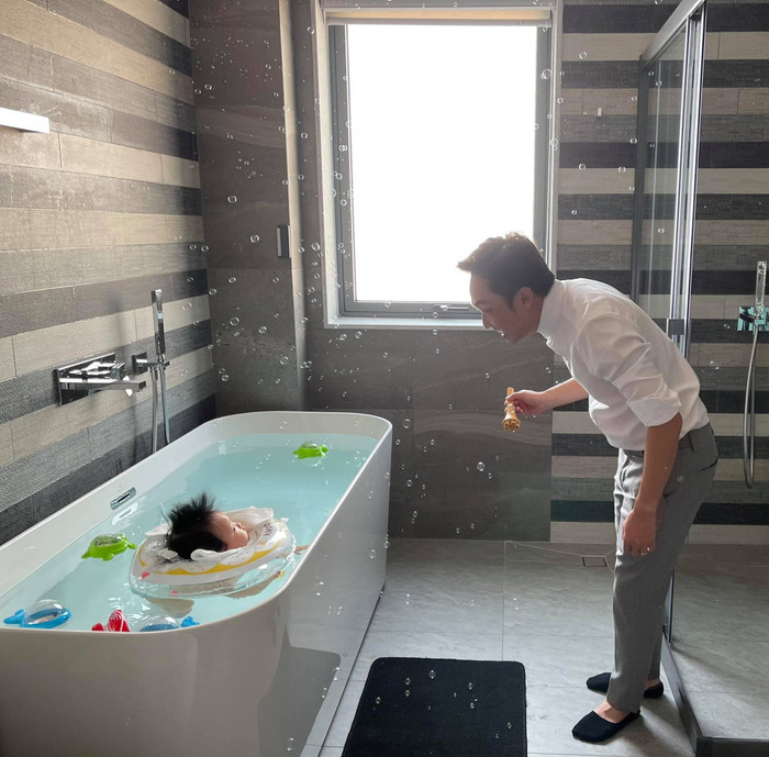 Trước đó, Đàm Thu Trang từng chia sẻ hình ảnh ông xã vừa đi làm về đã lao vào thổi bong bóng chơi với con gái