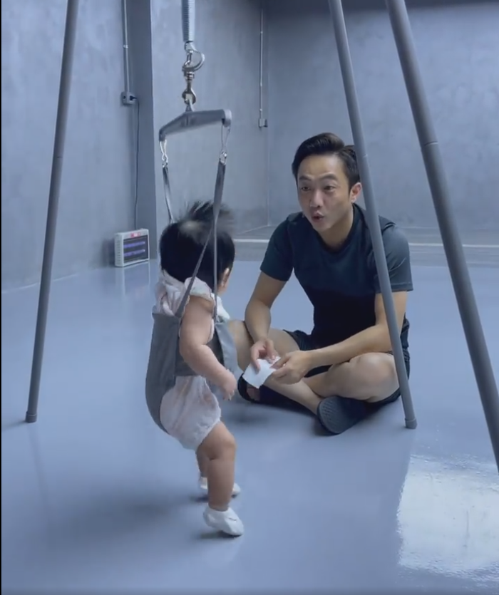 Không chỉ thành thục trong việc chăm con mà Cường Đô La còn biết cách chơi đùa, dỗ dành em bé