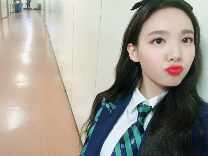 Chỉ thay đổi lông mày, Nayeon (Twice) lột xác từ dễ thương thành quyến rũ Ảnh 2