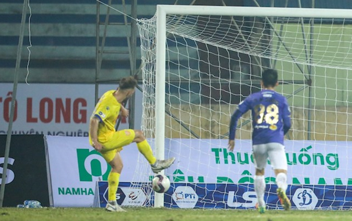 VIDEO: Ngoại binh Nam Định ghi bàn thắng đầu tiên tại V-League 2021 Ảnh 2