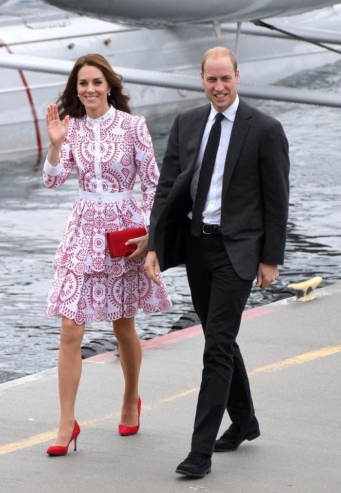 Middleton bày tỏ sự tôn trọng với quốc kỳ Canada trong chuyến công du hoàng gia đến đất nước này vào năm 2016. 