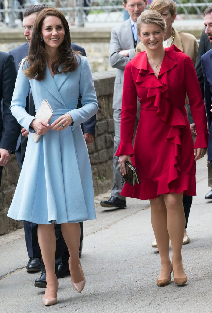 Nữ công tước xứ Cambridge mặc váy màu xanh nhạt giống màu cờ của Luxembourg khi đến thăm đất nước này. 