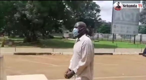 Người đàn ông đã trèo lên xác người quá cố và thực hiện những động tác khiếm nhã. 