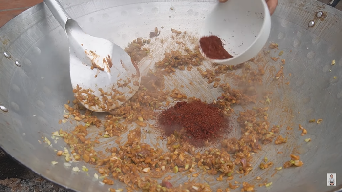 YouTuber U60 chẳng ngại đổ hẳn cả chén bột ớt để tạo màu cho nước dùng